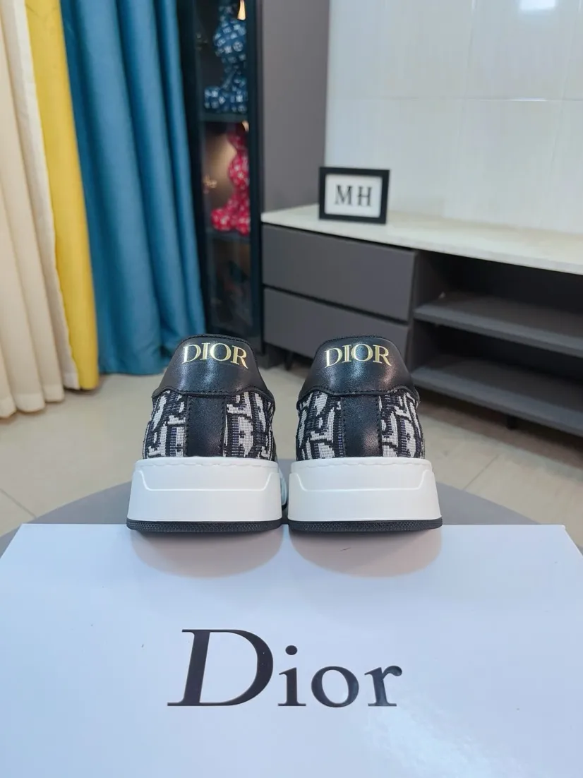 Men's men's shoes💰400🌸🌸[Dior] 25ss new product B01 moral training shoes. The toe dimension design of the couple's style is a bit wider. The upper foot comfort is perfect. The thread is beautiful. Perfectly suitable for pants styles. Decorated with various classic details. It is an ideal choice for daily styling. Can be matched with various casual items to create exquisite looks. Fabric: top layer cowhide/lining sheepskin TPU original outsole Code number: 38-44, 45 customized